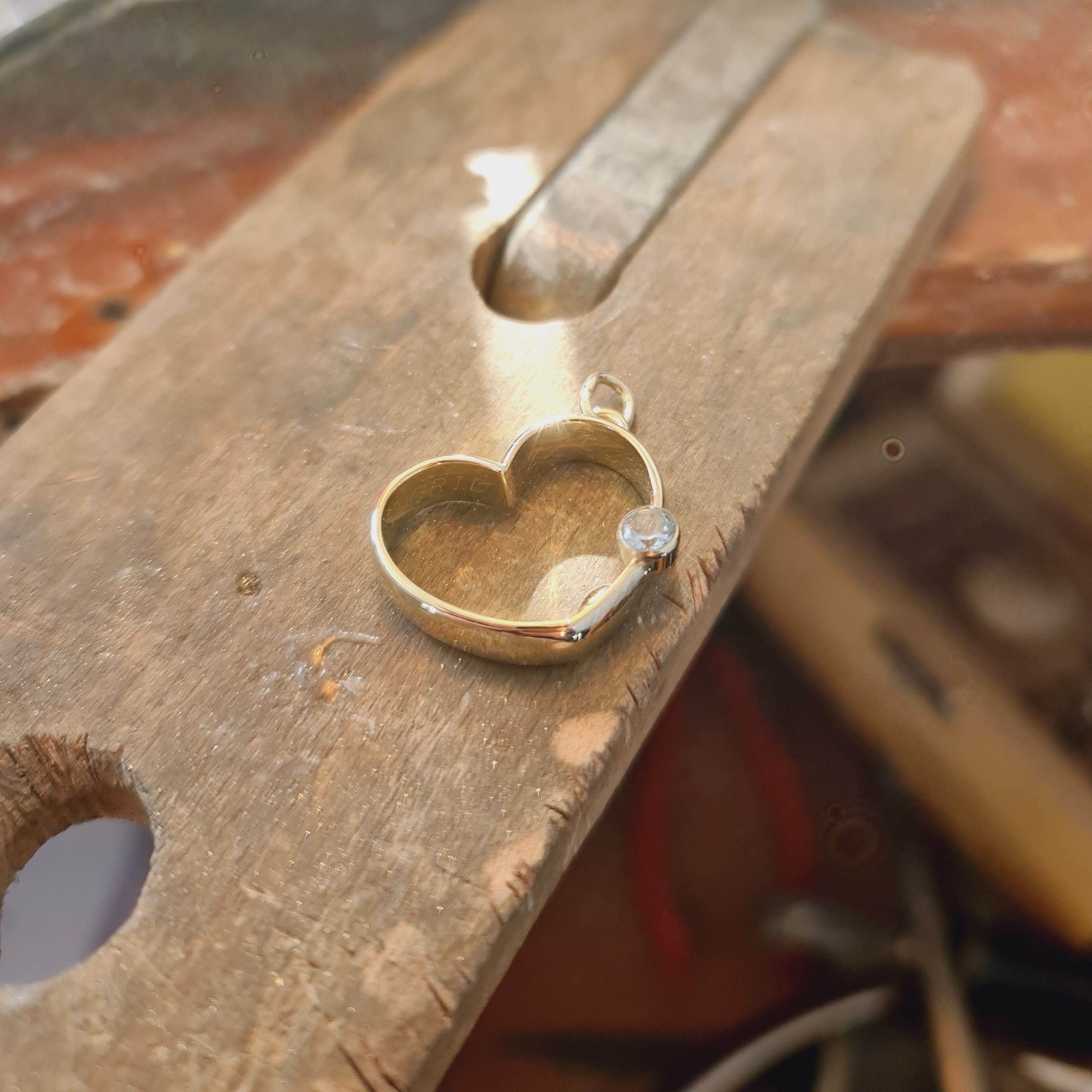 IJssel Juweliers Goudsmid gedenksieraden trouwring vermaakt naar hanger met diamant