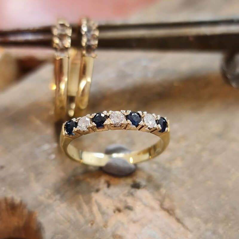 I Jssel Juweliers Goudsmid 2 ringen samengevoegd met saffier en diamant