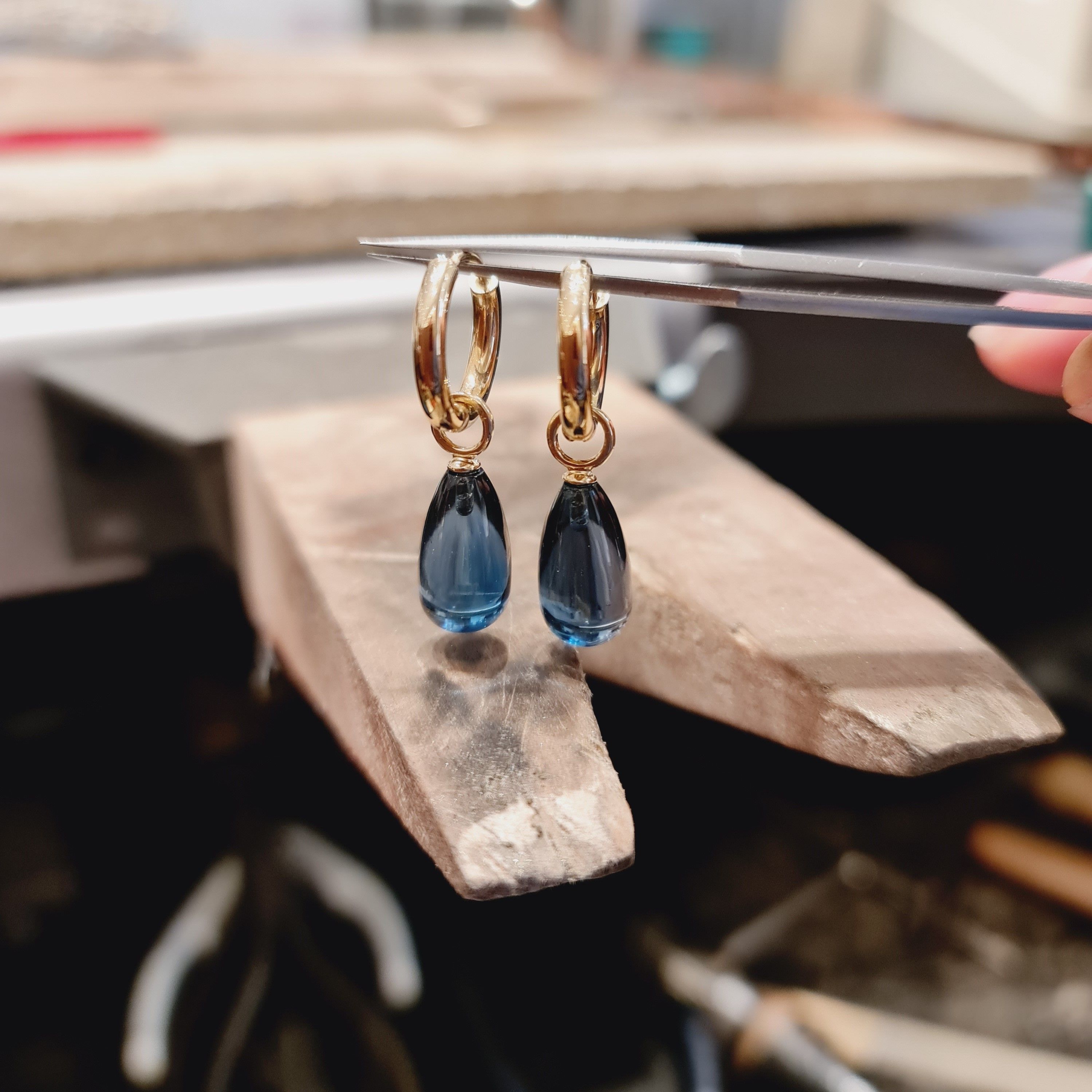 IJssel Juweliers goudsmid oorbellen gemaakt met london blue topaas